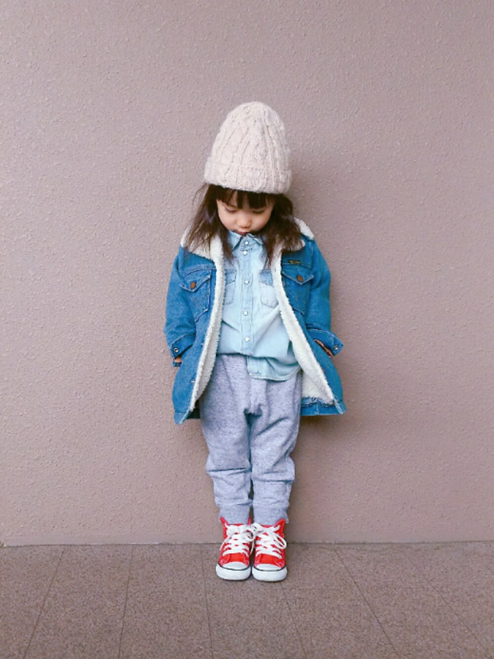 「ニット帽、デニムシャツ、スウェット、コンバース、ボア、デニムジャケット、キッズコーデ、3歳」｜「URBAN RESEARCH DOORSのDOORS ケーブルニットキャップ（ニットキャップ/ビーニー、ホワイト系）」を使った、hayumiさん（キッズ・100cm）の冬コーディネートの1枚目の写真
