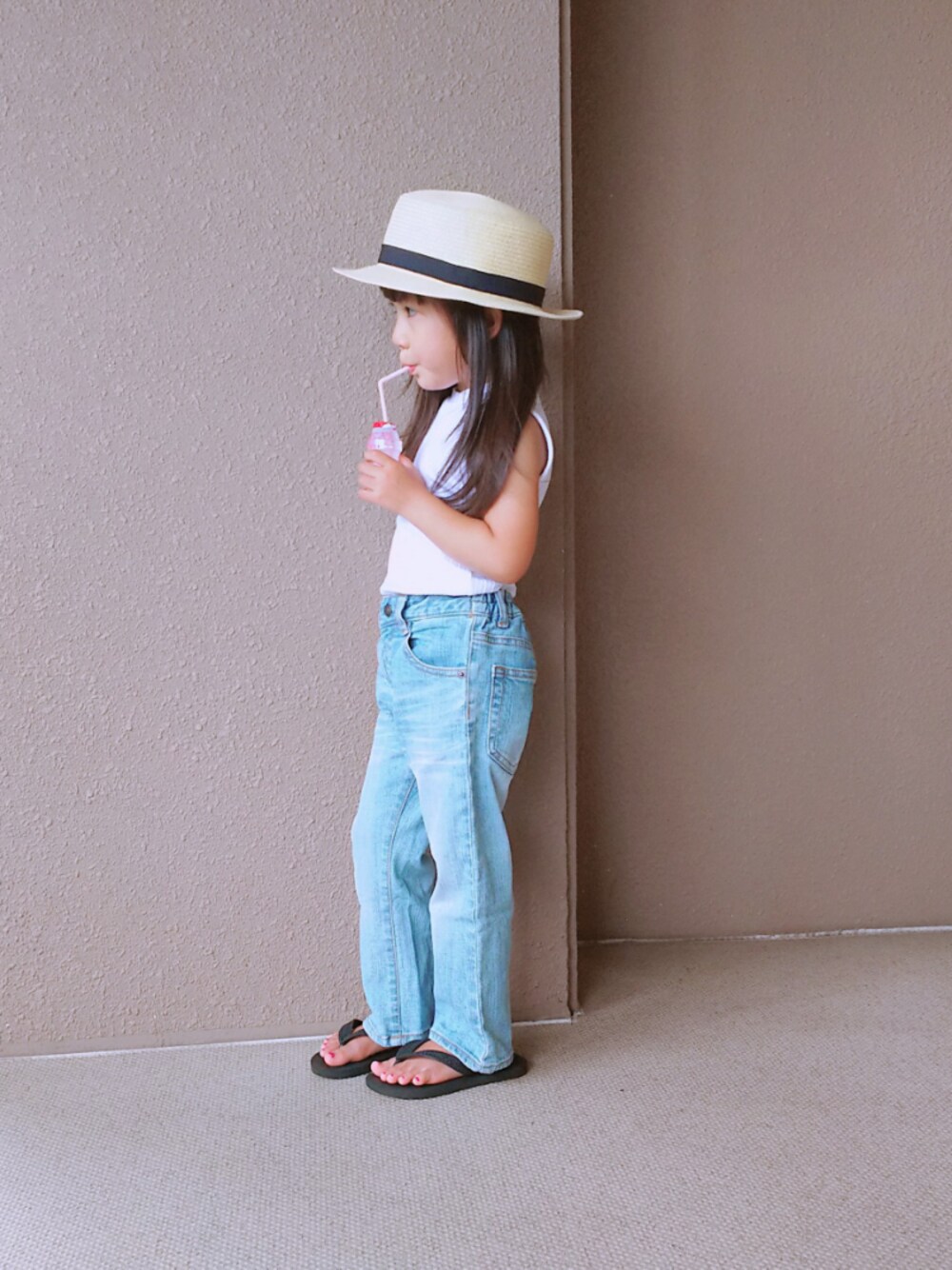 「カンカン帽、むぎわら帽子、ノースリーブ、デニム、ビーサン、シンプル」｜「quoti use fithのカンカン帽（ハット、ブラック系）」を使った、hayumiさん（キッズ・100cm）の夏コーディネートの1枚目の写真