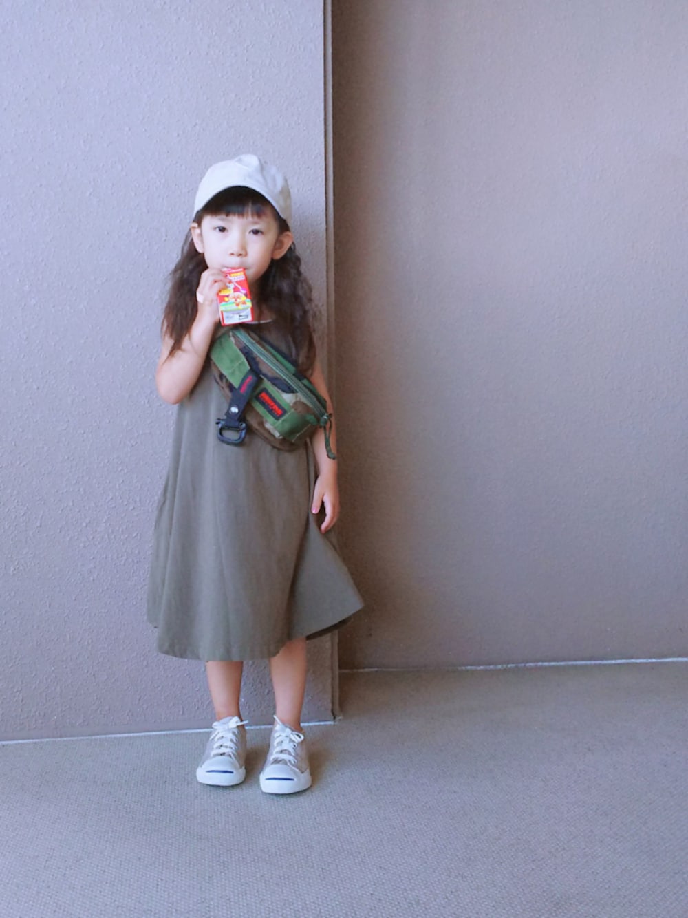 「キャップ、ワンピース、コンバース、アースカラー、プチプラ、夏のワントーンコーデ、おんなのこ」｜「devirockのたっぷりフレアシルエット♪無地タンクワンピース（ワンピース、グリーン系）」を使った、hayumiさん（キッズ・100cm）の夏コーディネートの1枚目の写真