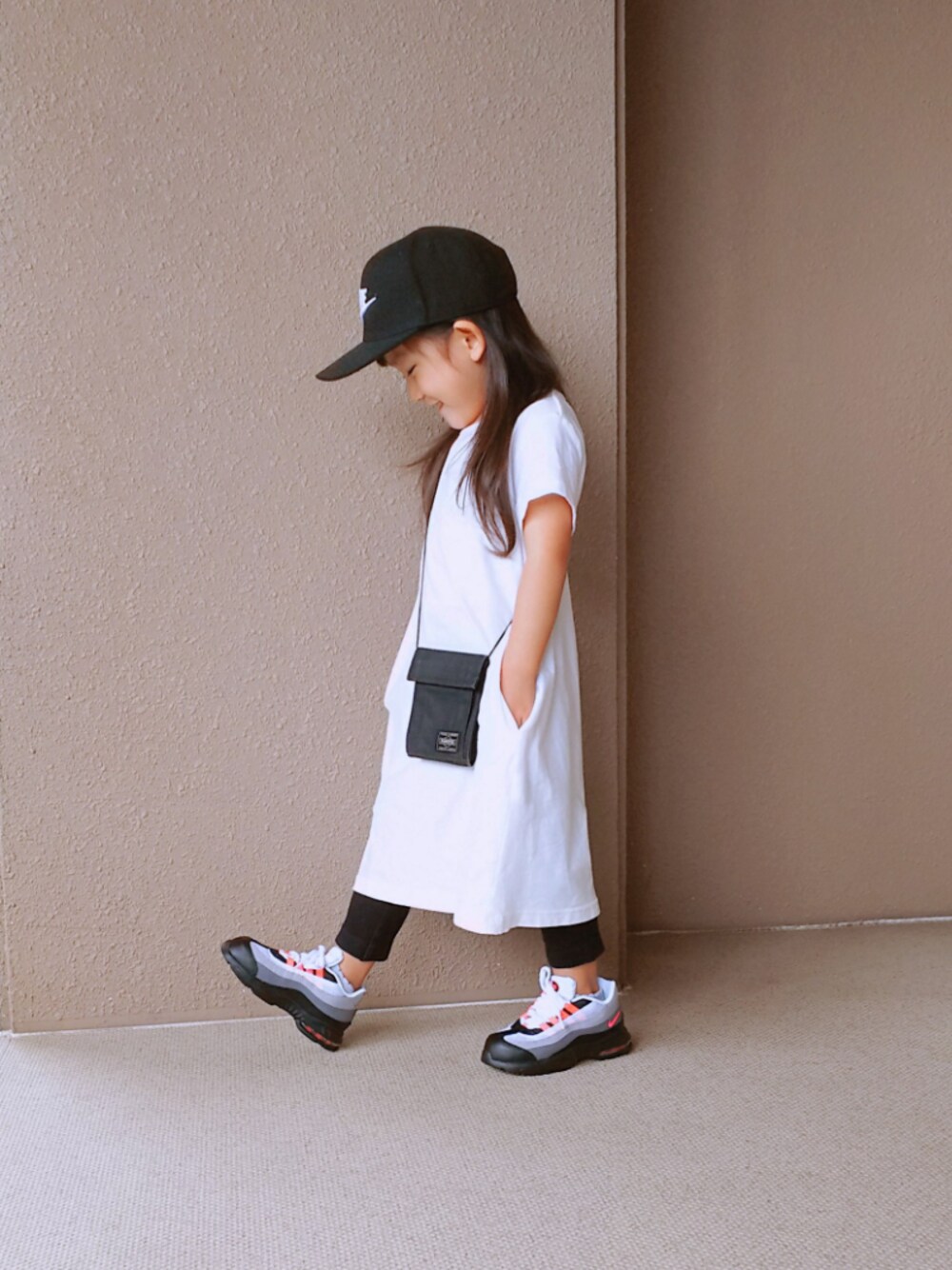 「キャップ、NIKE、NIKE AIR MAX、Tシャツワンピ、ワンピース、レギンス、スニーカー、スポーツミックス」｜「NIKEのNIKE / Y NK TRUE CAP FUTURA (BLACK/BLACK/BLACK/(WHITE))（キャップ、ブラック系）」を使った、hayumiさん（キッズ・100cm）の秋コーディネートの1枚目の写真