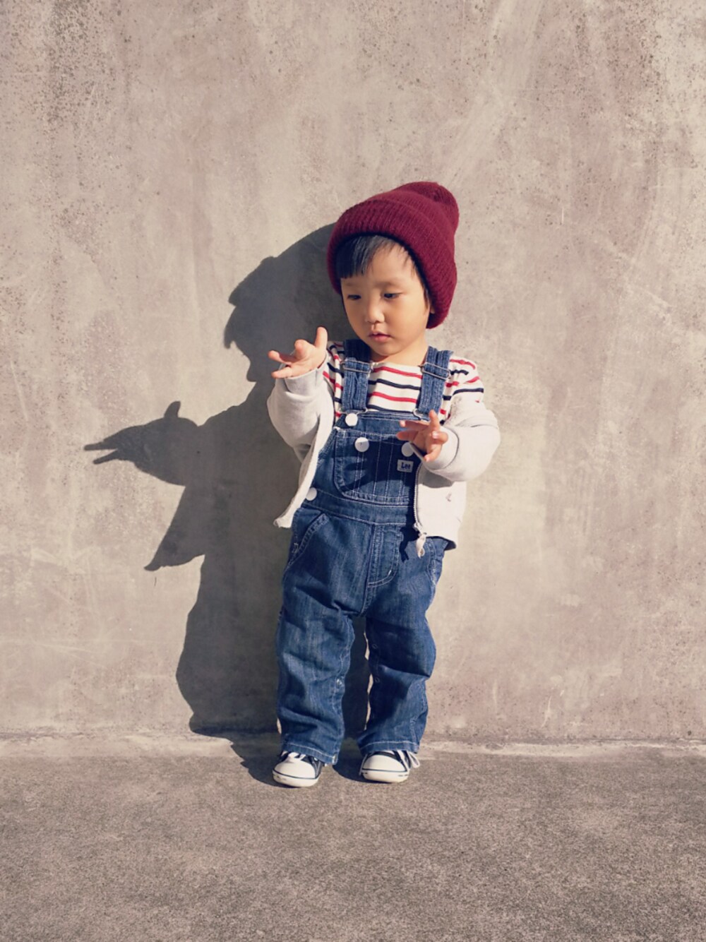 「ニット帽、オーバーオール、ボーダー、パーカー、コンバース、2歳」｜「COMECHATTO&CLOSETのARTEX WATCH CAP（ニットキャップ/ビーニー、レッド系）」を使った、hayumiさん（キッズ・100cm）の秋コーディネートの1枚目の写真