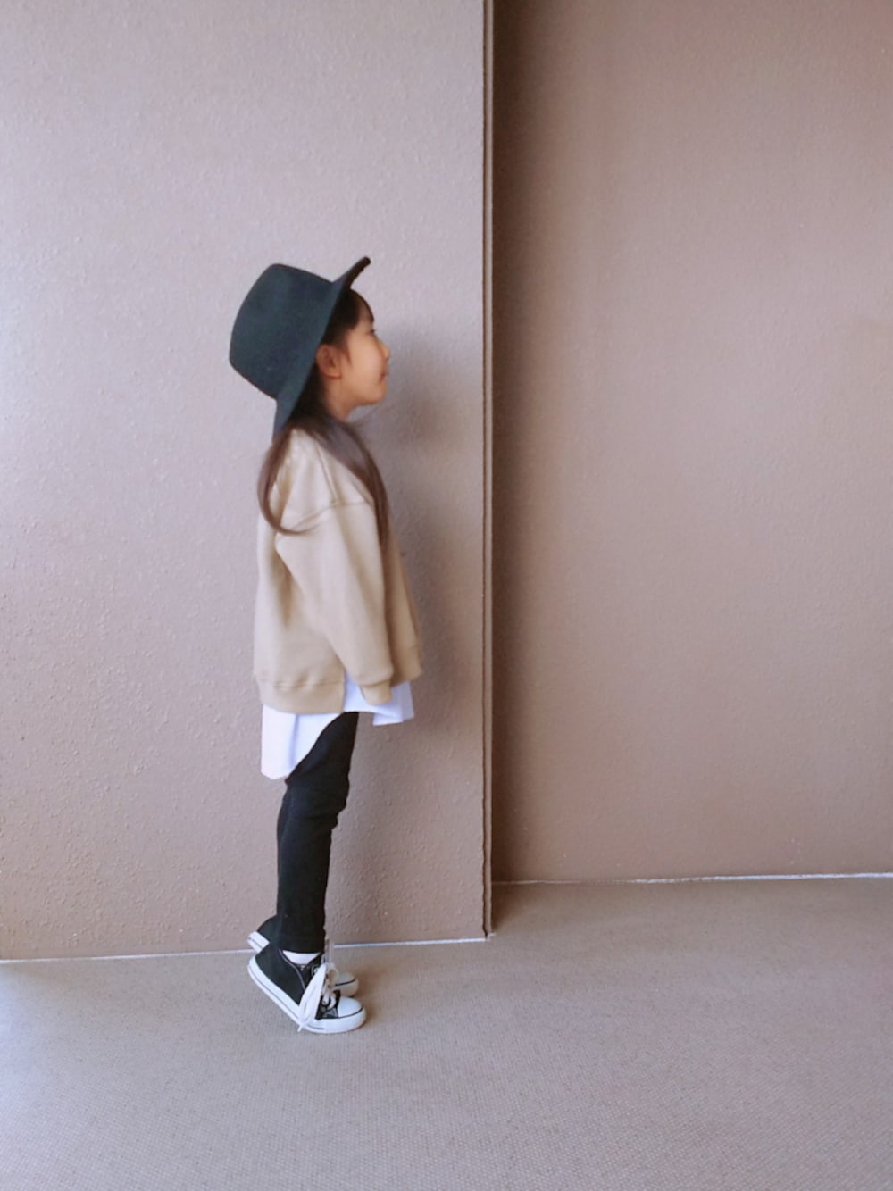 「シンプル、レイヤード、ハット、レギンス、アイラブCONVERSE」｜「koreaのアイテム（ハット、ブラック系）」を使った、hayumiさん（キッズ・100cm）の冬コーディネートの1枚目の写真