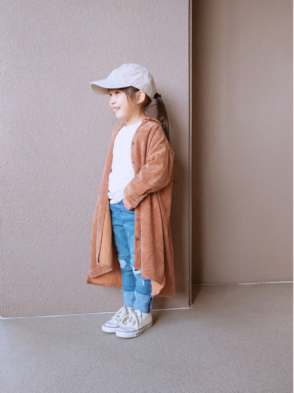 「キャップ、シャツワンピ、スキニーデニム、シンプル、春コーデ」｜「CIAOPANIC TYPYの【パパとお揃い】キッズピグメントローキャップ（キャップ、ベージュ系）」を使った、hayumiさん（キッズ・100cm）の春コーディネートの1枚目の写真