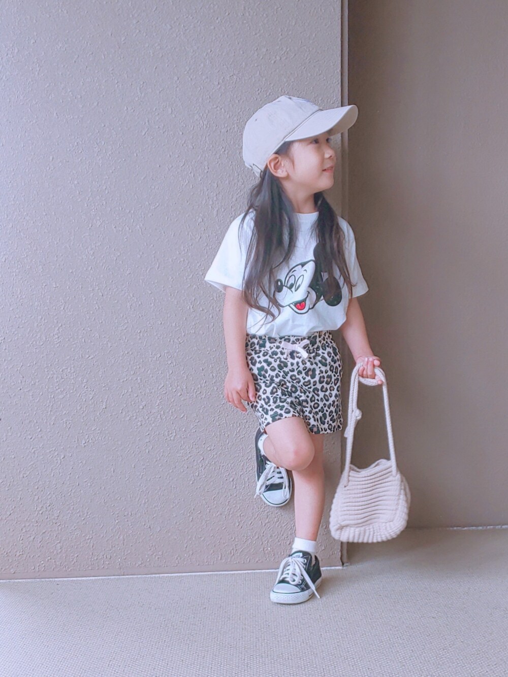 「プチプラコーデ、H&M、ミッキー、ショートパンツ、キャップ、ひょう柄、レオパード」｜「H&Mのアイテム（パンツ、ブラウン系）」を使った、hayumiさん（キッズ・100cm）の春コーディネートの1枚目の写真
