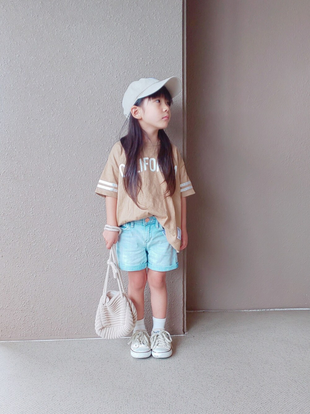 「夏だ！Tシャツ着よう！、デニム、デニムショートパンツ、ショートパンツ、ベージュ、巾着バッグ、コンバース、キャップ」｜「こども ビームスの6° vocale / ウエスト コースト Tシャツ (ユニセックス 90～120cm) （Tシャツ/カットソー、ブラウン系）」を使った、hayumiさん（キッズ・110cm）の夏コーディネートの1枚目の写真
