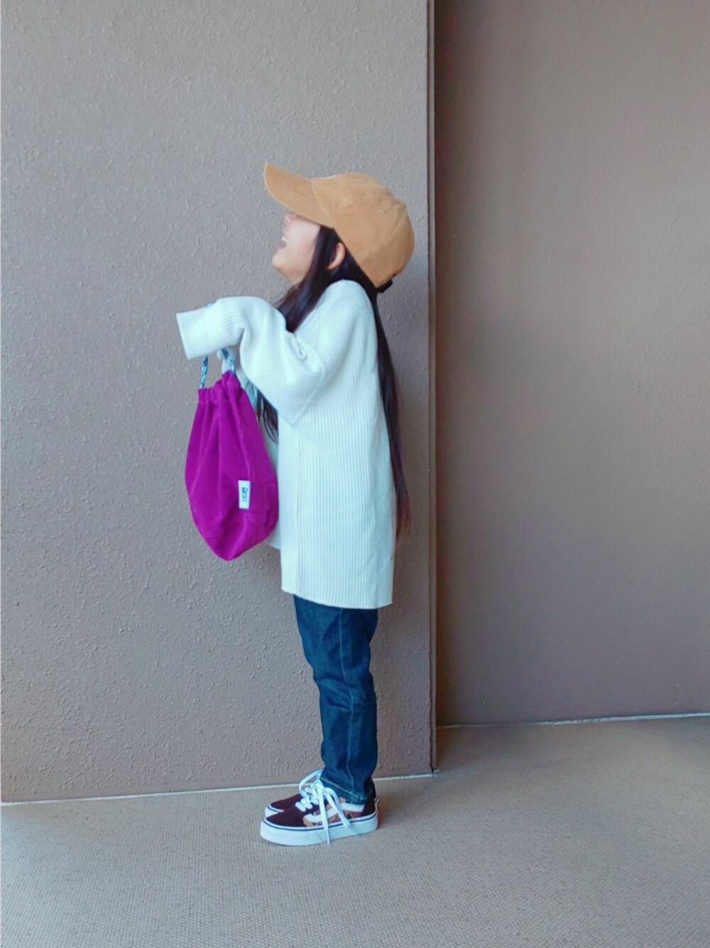 「キッズファッション、秋のコーデ、シンプルコーデ、キャップ、デニム、LEE、オールドスクール、巾着バッグ」｜「VANSのアイテム（スニーカー、ブラウン系）」を使った、hayumiさん（キッズ・100cm）の秋コーディネートの1枚目の写真