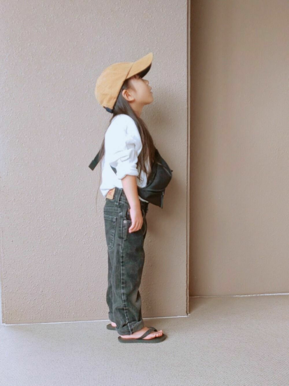 「シンプルコーデ、キャップ、モノトーン、デニム、ビーチサンダル」｜「SHIPS KIDSのdupe:CORES(kids)（ビーチサンダル、ブラック系）」を使った、hayumiさん（キッズ・100cm）の秋コーディネートの1枚目の写真