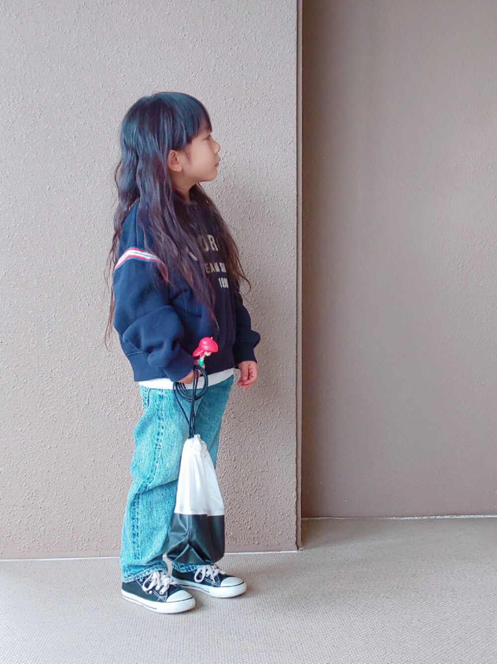 「カジュアルコーデ、キッズコーデ、スウェット、デニム、コンバース、キルティング」｜「CONVERSEのCONVERSE コンバース CHILD_ALL_STAR_RZ_OX  32513701(15-21) BLACK（スニーカー、ブラック系）」を使った、hayumiさん（キッズ・100cm）の冬コーディネートの1枚目の写真