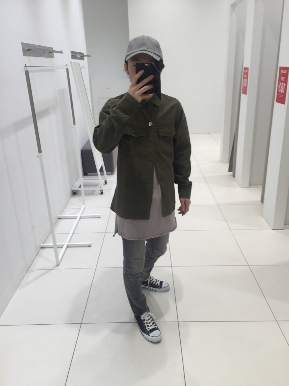 グリーン系のシャツ/ブラウス、グレー系のデニムパンツ、ベージュ系のTシャツ/カットソーを着用したメンズの春コーディネートの1枚目の写真