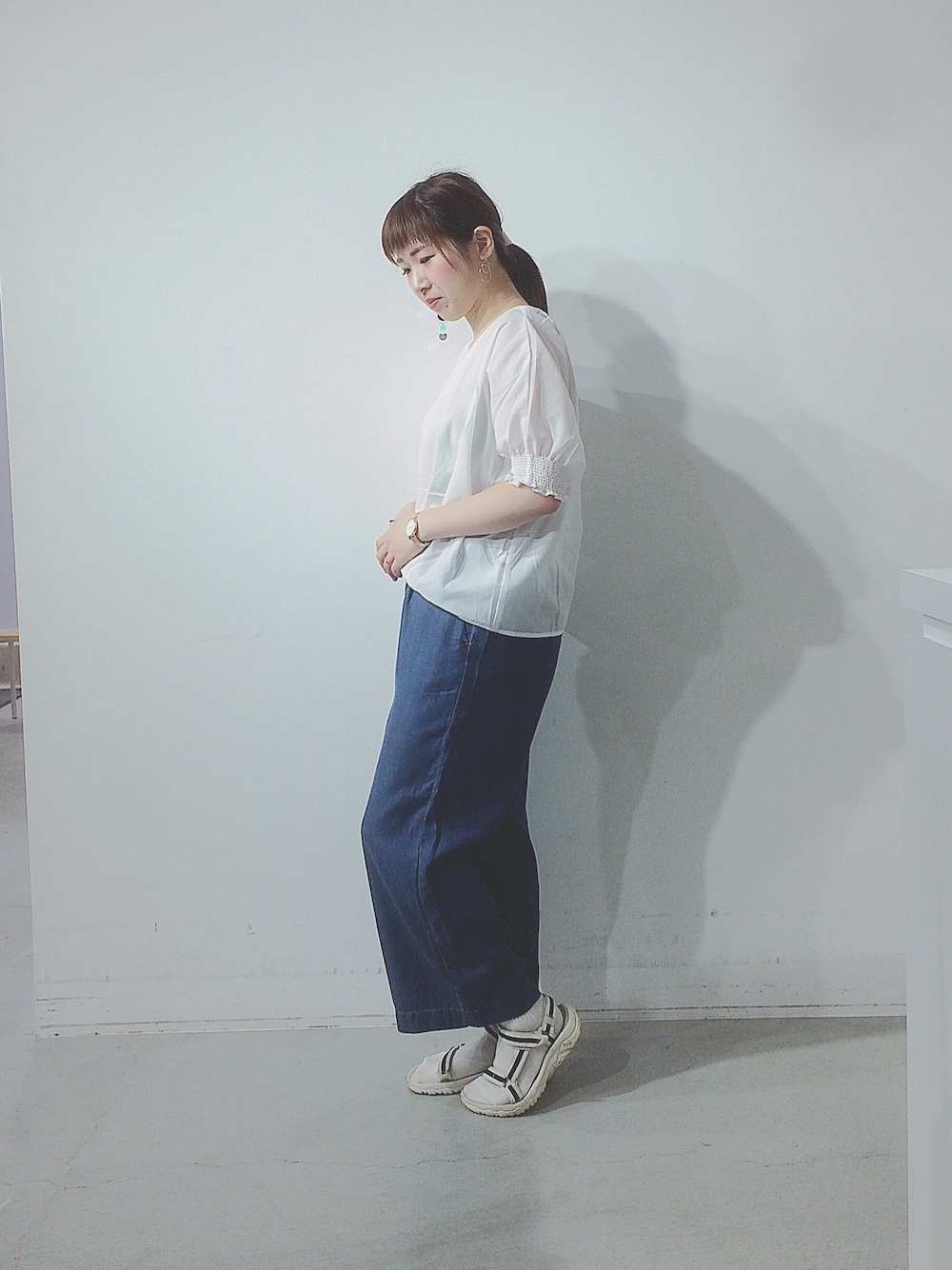 「KOE、koeららぽーと海老名、ママコーデ、ootd、ラクチンコーデ、夏、スモッグブラウス、大人コーデ、teva、ぽっちゃり」｜「KBFのマルチスパンコールイヤリング（イヤリング、シルバー系）」を使った、nabeさん（レディース・163cm）の春コーディネートの1枚目の写真