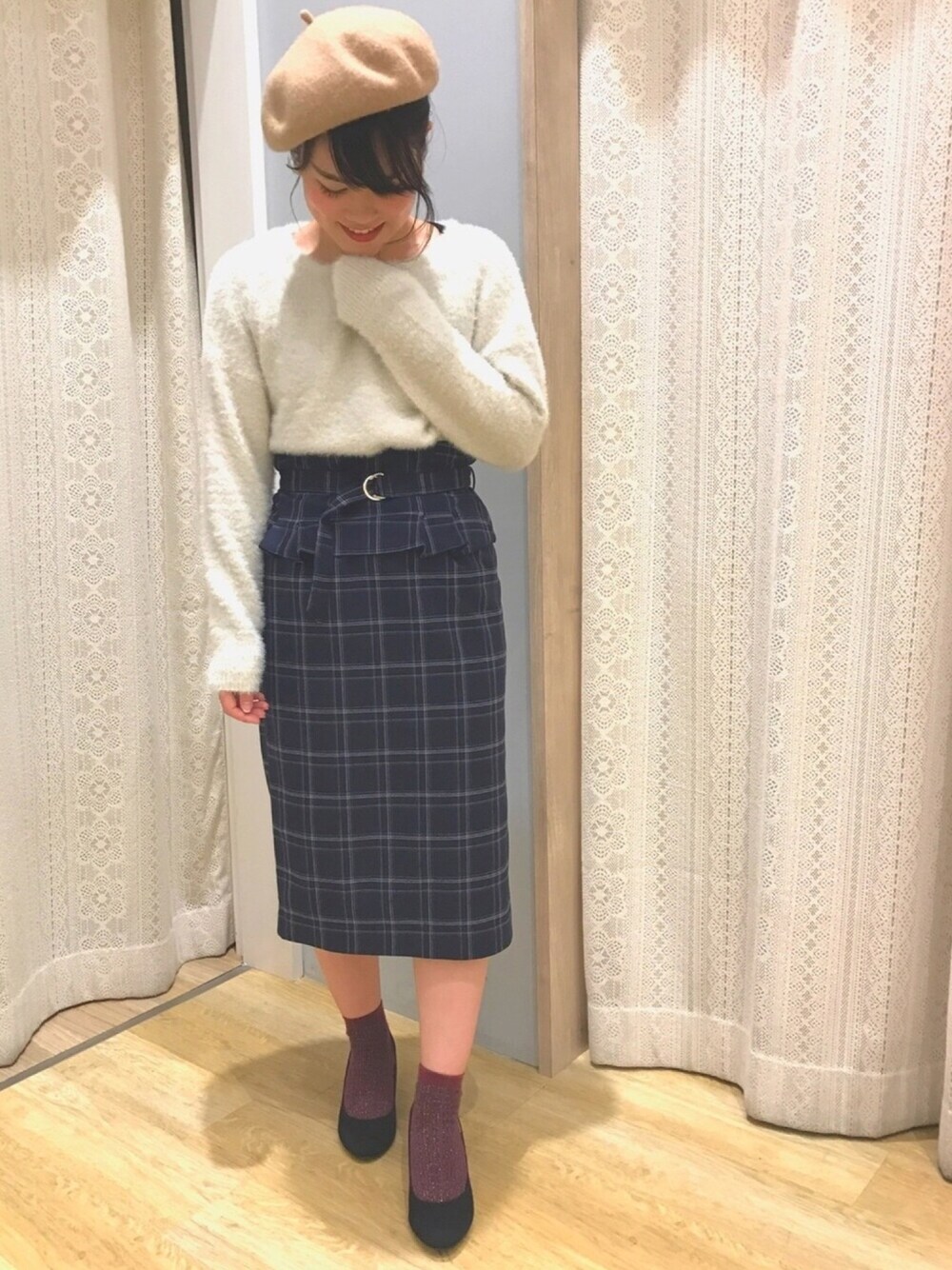 「シャギーニット、ラメニット、ビスチェ、コルセット、チェックスカート、タイトスカート、ベレー帽、オトナ女子、低身長、もこもこ」｜「E hyphen world galleryのバスクベレー（ハンチング/ベレー帽、ベージュ系）」を使った、おかゆさん（レディース・154cm）の秋コーディネートの1枚目の写真