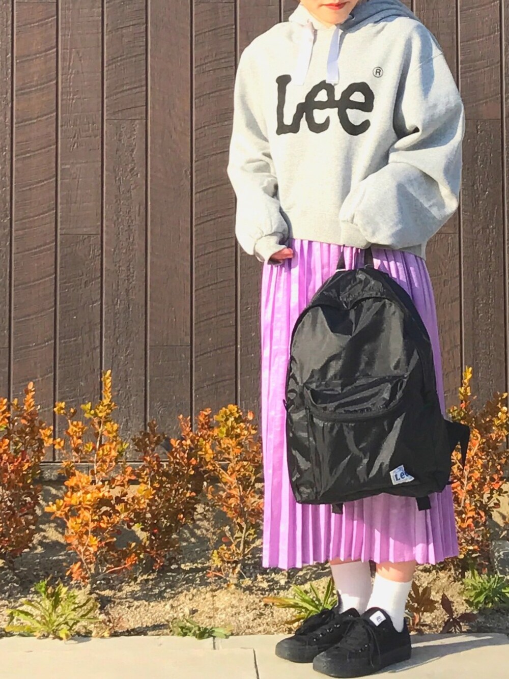 「プリーツスカート、LEE、earth music&ecology、ラメ、パーカー、パープル、グレー、ショート丈トップス、リュック、カジュアル」｜「Leeの【別注】LEE×earth  ロゴパーカー（パーカー、グレー系）」を使った、おかゆさん（レディース・154cm）の冬コーディネートの1枚目の写真