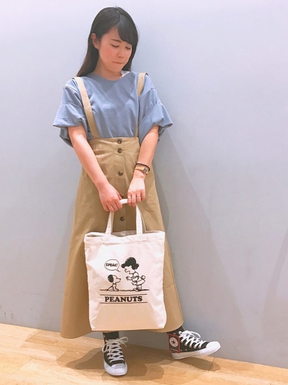 「ロールアップ、コンバース、earth music&ecology、前ボタンスカート、サスペンダー、ハイカットスニーカー、カジュアル、シンプルコーデ、大人ガーリー、PEANUTS」｜「earth music&ecologyの・袖ロールアッププルオーバー（Tシャツ/カットソー、パープル系）」を使った、おかゆさん（レディース・154cm）の春コーディネートの1枚目の写真