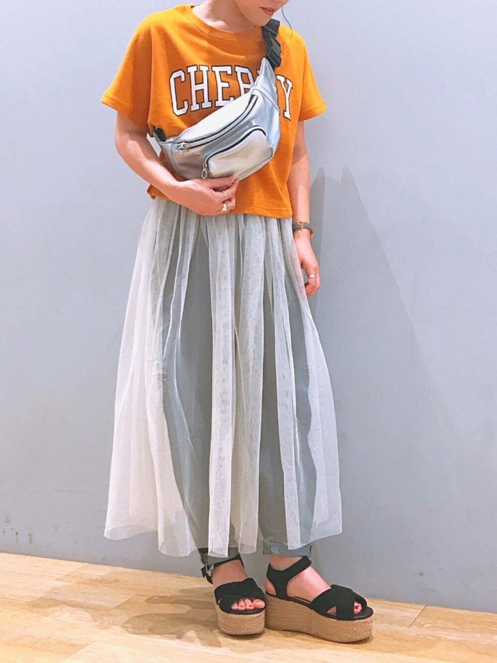 「Tシャツ、ロゴT、チュールスカート、デニム、earth music&ecology、厚底サンダル、オレンジ、カジュアルコーデ、ラフ、低身長」｜「earth music&ecologyの・CHERRYショート丈プルオーバー（Tシャツ/カットソー、オレンジ系）」を使った、おかゆさん（レディース・153cm）の夏コーディネートの1枚目の写真
