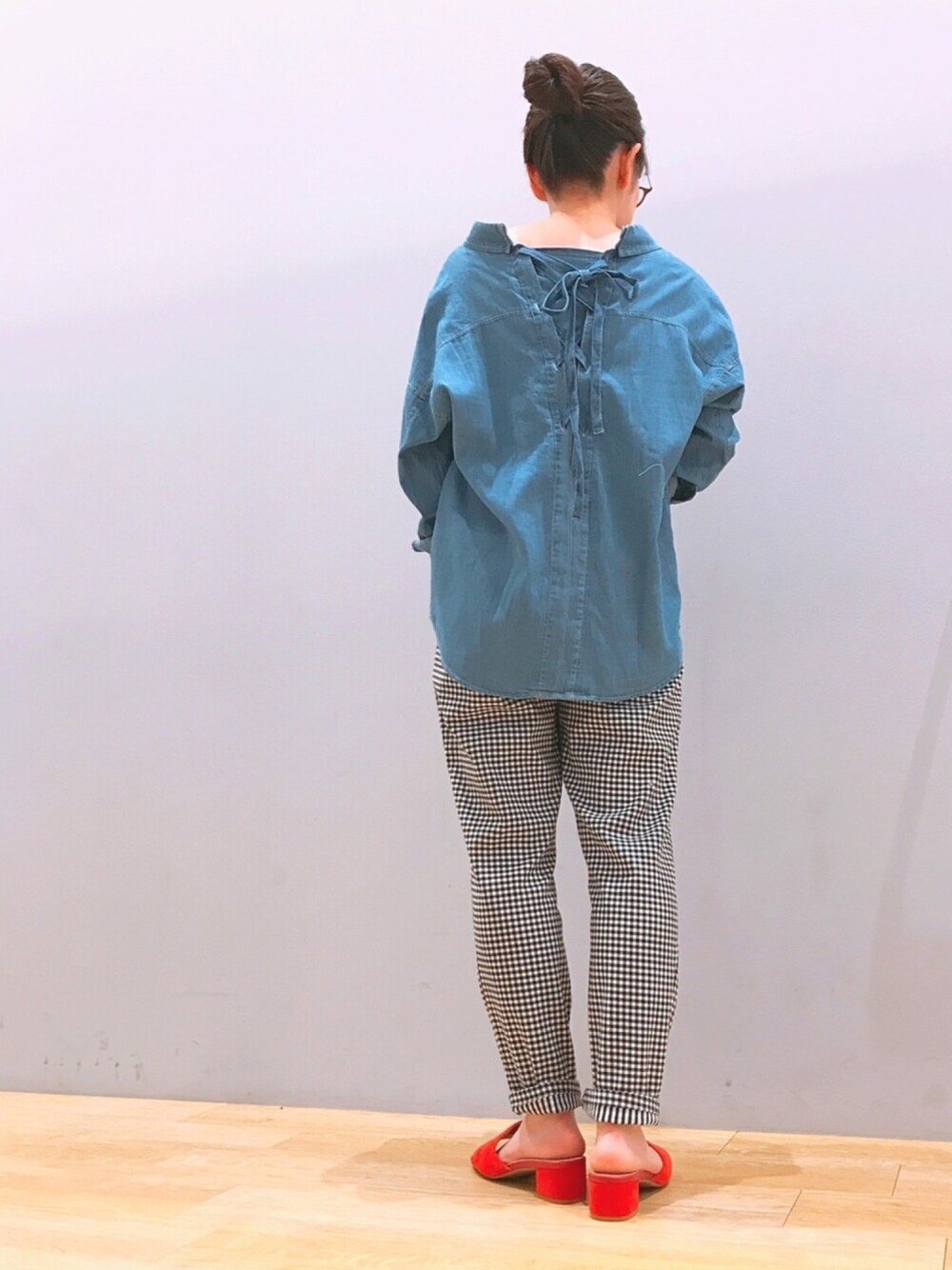 「バックリボン、シャツスタイル、ギンガムチェック、ストレッチパンツ、earth music&ecology、ミュール、後ろ姿、デニム、ラフ、ORiental TRaffic(ORiental TRaffic)」｜「earth music&ecologyの・バックレースアップBIGシャツ ○（シャツ/ブラウス、ブルー系）」を使った、おかゆさん（レディース・153cm）の夏コーディネートの1枚目の写真