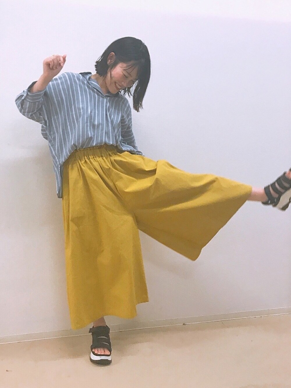 「スキッパーシャツ、スカーチョ、イエロー、夏コーデ、ストライプ、earth music&ecology、カジュアルコーデ、楽チンコーデ、ラフ、シャツスタイル」｜「earth music&ecologyの・8col スカーチョ ●（その他パンツ、イエロー系）」を使った、おかゆさん（レディース・153cm）の夏コーディネートの1枚目の写真