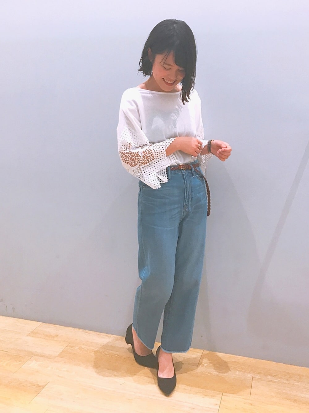 「デニム、ストレートデニム、earth music&ecology、シンプルコーデ、カジュアルコーデ、パンツスタイル、袖レース、袖コンシャス、夏コーデ、パンプス」｜「earth music&ecologyの・レーススリーブプルオーバー（Tシャツ/カットソー、ホワイト系）」を使った、おかゆさん（レディース・153cm）の夏コーディネートの1枚目の写真