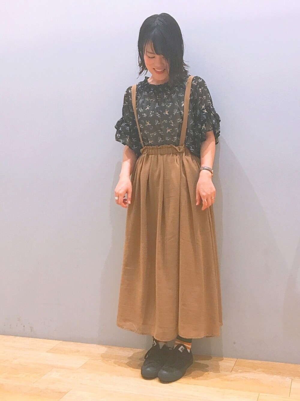 「シフォン、サスペンダー、ブラック、花柄、earth music&ecology、楽チンコーデ、スニーカー、オフショル、ブラウス、おしゃれさんと繋がりたい」｜「earth music&ecologyの・サス付きロングスカート ●（スカート、ベージュ系）」を使った、おかゆさん（レディース・153cm）の夏コーディネートの1枚目の写真