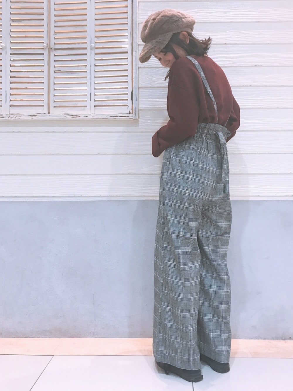 「キャスケット、ファー小物、サロペット、グレンチェック、ワイドパンツ、バックリボン、ボルドー、earth music&ecology、秋のコーデ、チェックパンツ」｜「earth music&ecologyの・ミラノリブニットプルオーバー(プレーン) ●（ニット/セーター、レッド系）」を使った、おかゆさん（レディース・153cm）の秋コーディネートの1枚目の写真
