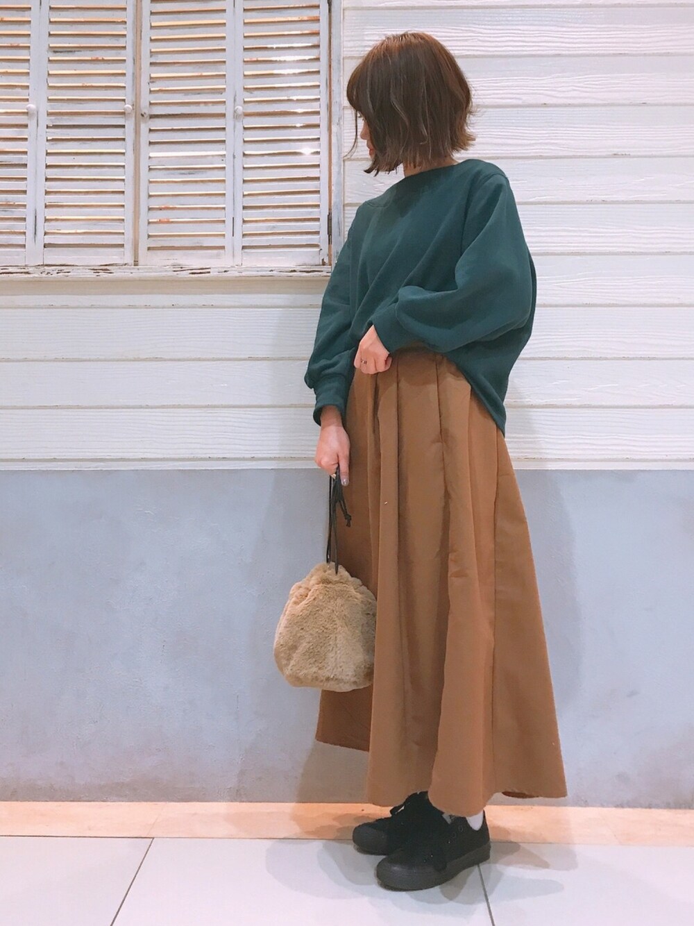 「ファー小物、earth music&ecology、オフショル、グリーン、シンプル、秋のコーデ、スニーカー、ラフ、プチプラコーデ、スウェット」｜「earth music&ecologyの・裏起毛オフショルプルオーバー ●（Tシャツ/カットソー、グリーン系）」を使った、おかゆさん（レディース・153cm）の秋コーディネートの1枚目の写真