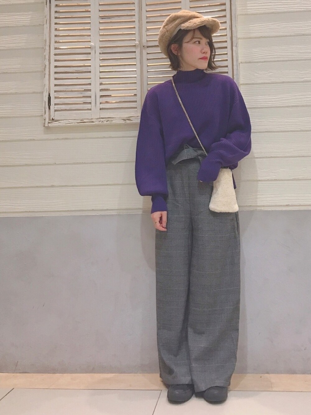 「ハイネック、earth music&ecology、パープル、畦編み、グレンチェック、ワイドパンツ、ファー小物、チェーンバッグ、オトナカジュアル、キャスケット」｜「earth music&ecologyの・畦編みハイネックニットプルオーバー(7ゲージ) ●（ニット/セーター、パープル系）」を使った、おかゆさん（レディース・153cm）の秋コーディネートの1枚目の写真