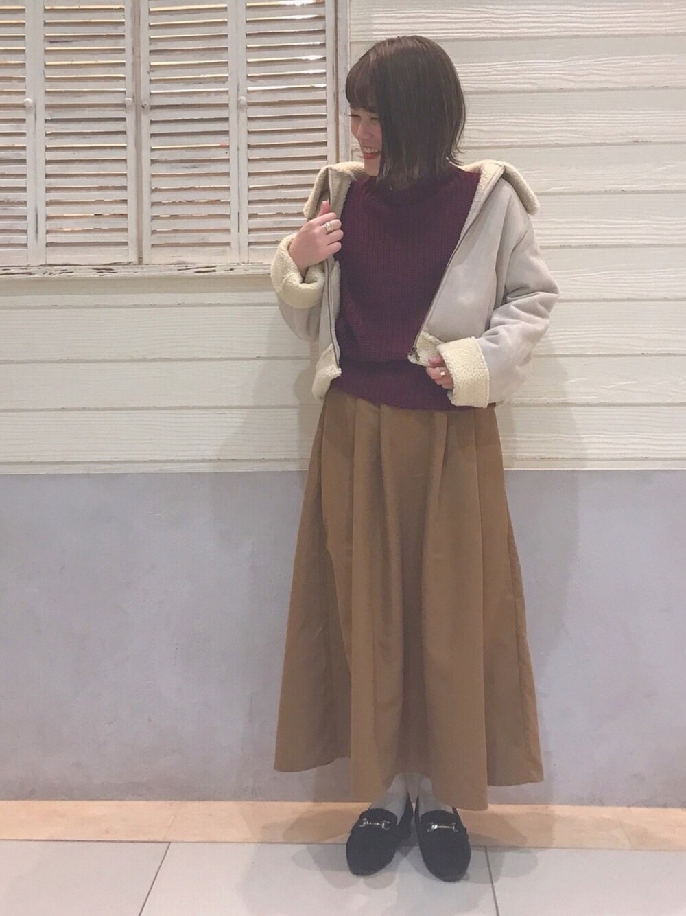 「ムートンコート、ボトルネック、earth music&ecology、ロングスカート、シンプルコーデ、冬コーデ、ボルドー、ざっくりニット、ootd、ボア」｜「earth music&ecologyの・畦編みボトルネックニットプルオーバー(3ゲージ) ●（ニット/セーター、レッド系）」を使った、おかゆさん（レディース・153cm）の冬コーディネートの1枚目の写真