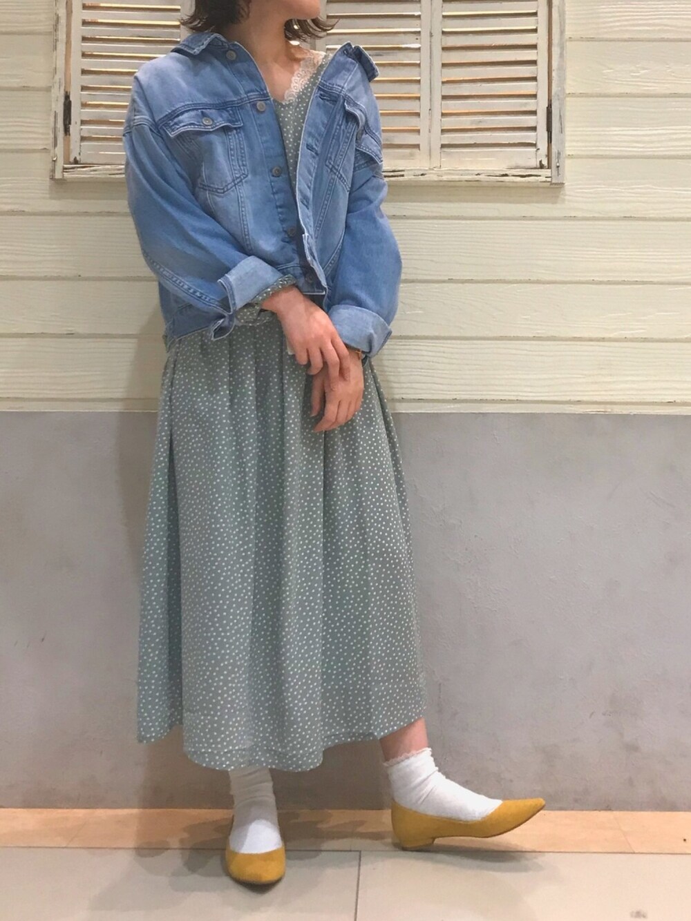 「大人カジュアル、ドット、ワンピース、パンプス、earth music&ecology、Gジャン、ミントグリーン、ビッグシルエット、はるコーデ、大人コーデ」｜「earth music&ecologyのジョーゼットプリントワンピース 〇（ワンピース、グリーン系）」を使った、おかゆさん（レディース・153cm）の冬コーディネートの1枚目の写真
