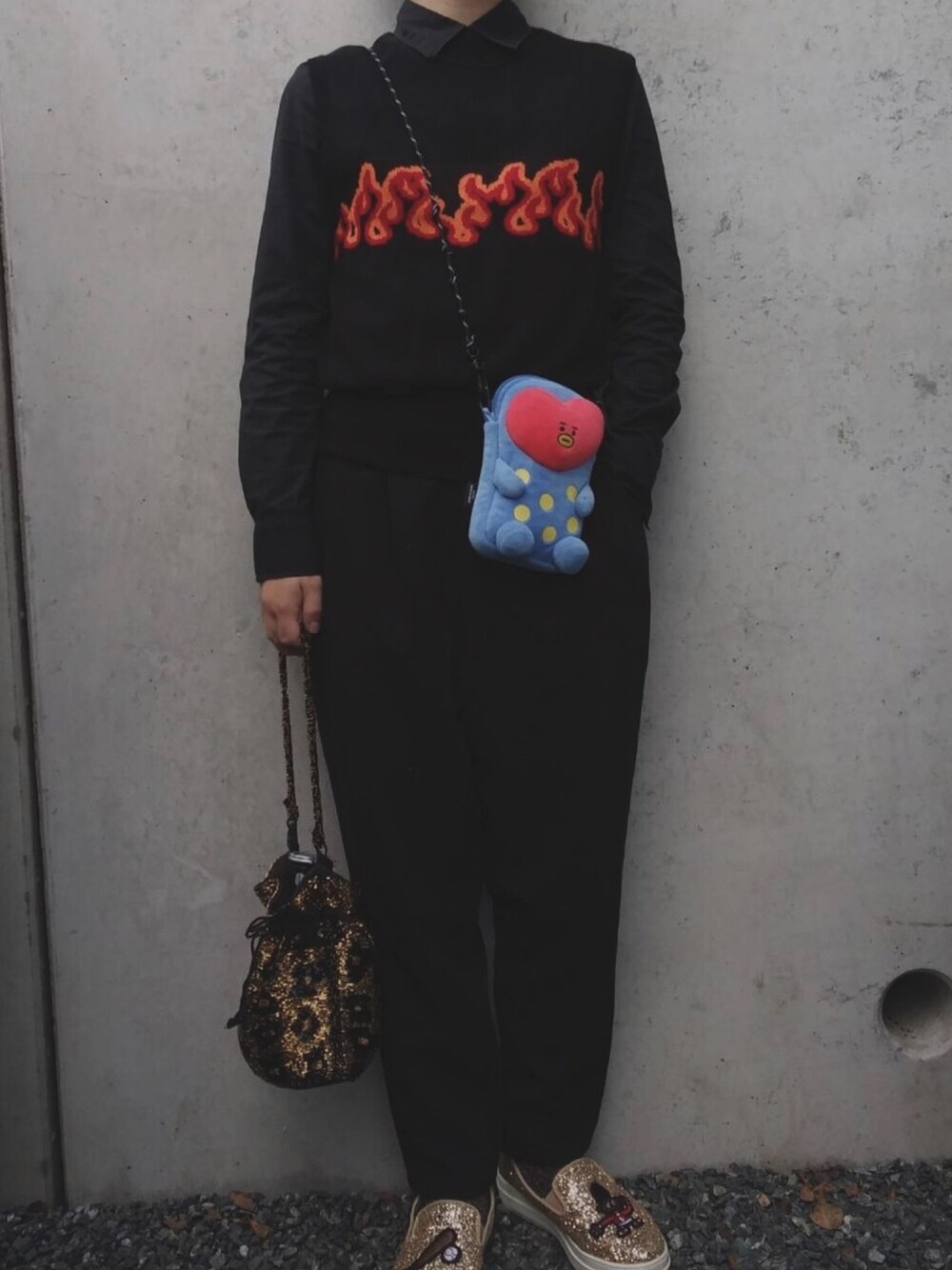「ベスト×シャツ、ベスト、ゴールド、レオパード、ブラック、BTS、BT21」｜「Joy & Marioのアイテム（スリッポン、ゴールド系）」を使った、ちひろさん（レディース・149cm）の春コーディネートの1枚目の写真