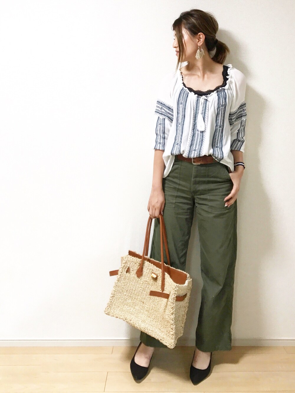 「夏コーデ、カジュアル、シンプル、ベイカーパンツ、エスニック、ブラウス」｜「MOUSSYのEMBROIDERY HALF SLEEVE BLOUSE（シャツ/ブラウス、ホワイト系）」を使った、erina さん（レディース・165cm）の夏コーディネートの1枚目の写真