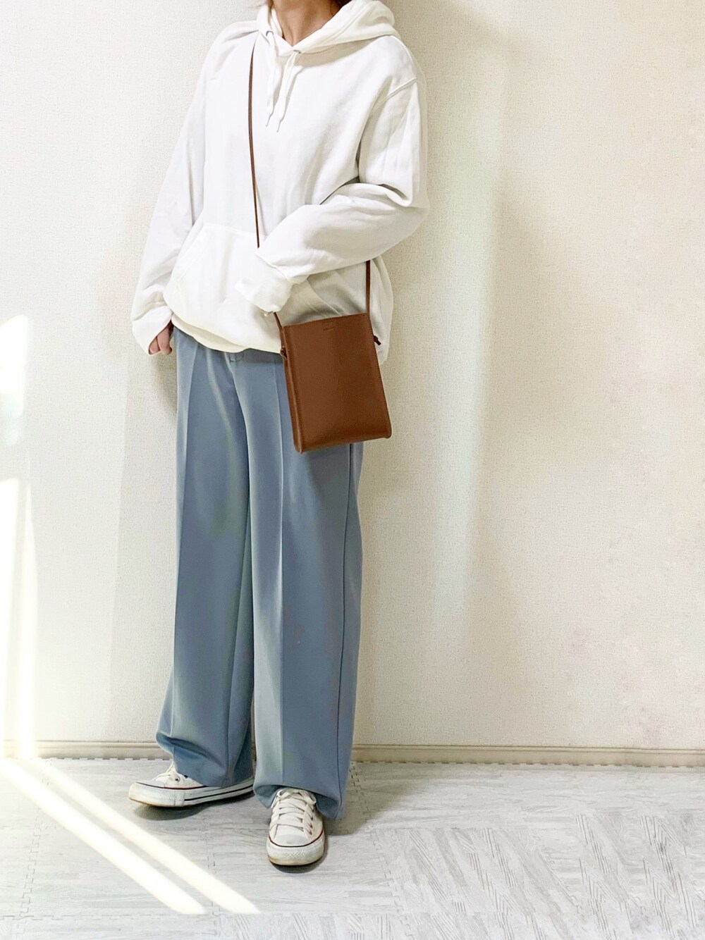 「シンプルコーデ、カットソースラックス、ジーユー、プチプラ、パーカー、ユニクロ、コンバース オールスター」｜「GUのアイテム（スラックス、ブルー系）」を使った、erina さん（レディース・165cm）の冬コーディネートの1枚目の写真
