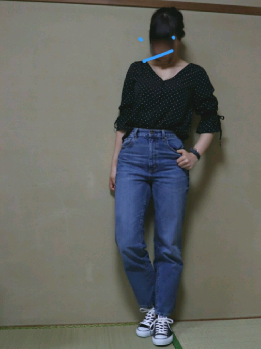 ブラック系のシャツ/ブラウス、ブルー系のデニムパンツ、ブラック系のスニーカーを着用したレディースの春コーディネートの1枚目の写真