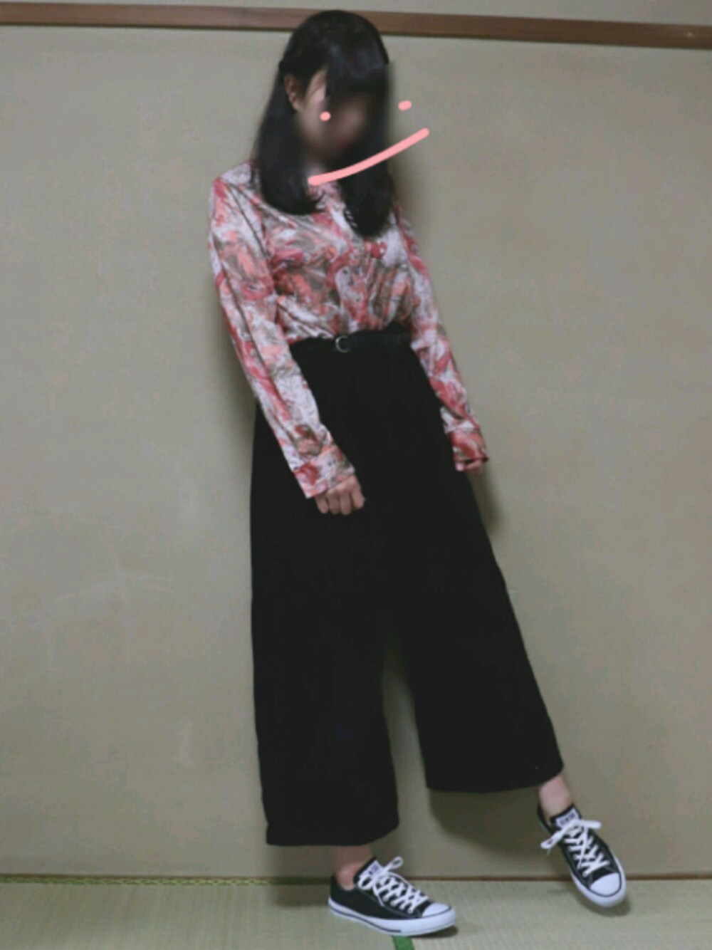 ブラック系のパンツ、ピンク系のシャツ/ブラウス、ブラック系のスニーカーを着用したレディースの春コーディネートの1枚目の写真