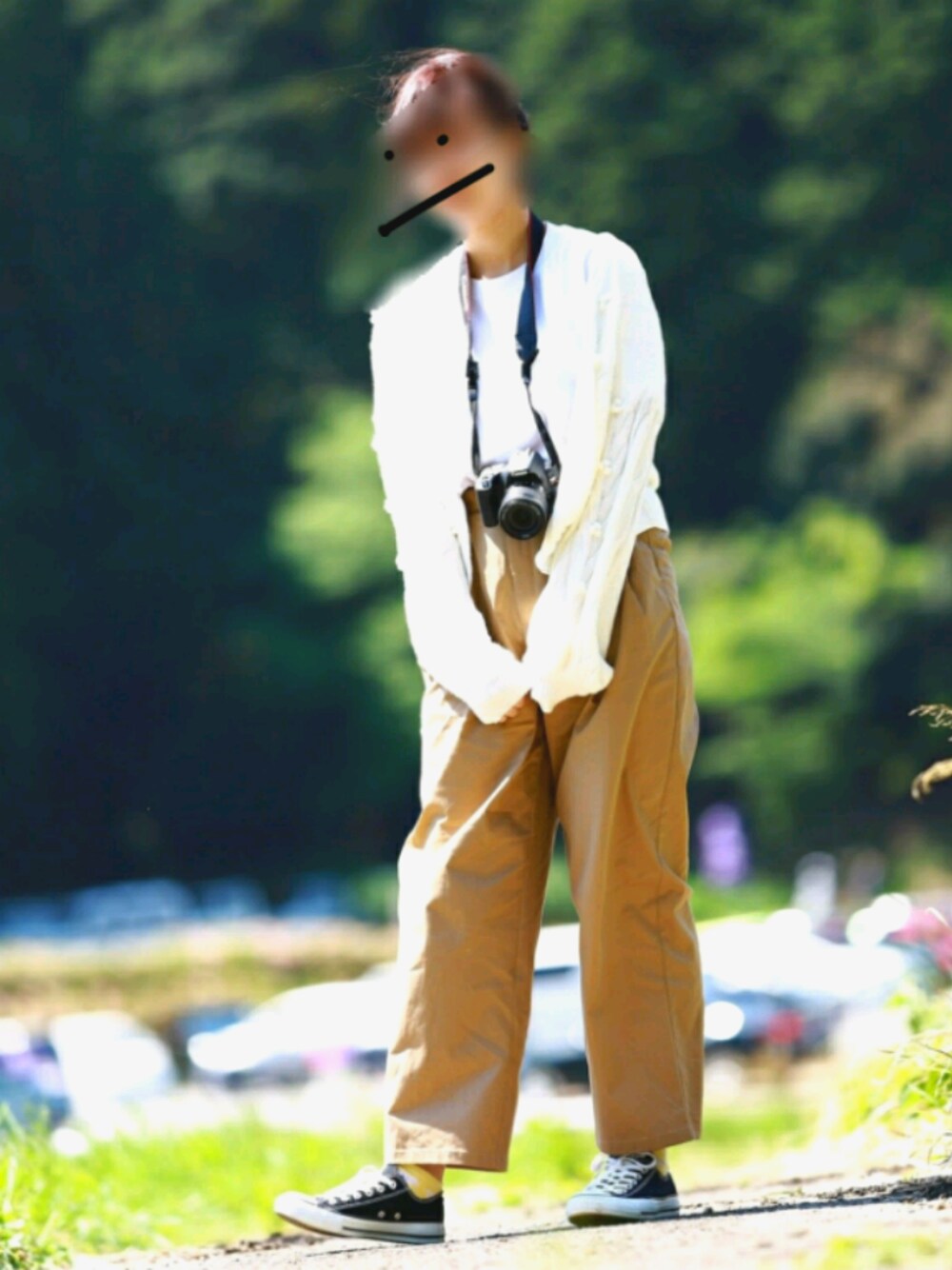 ホワイト系のカーディガン/ボレロ、ホワイト系のTシャツ/カットソー、ブラウン系のチノパンツを着用したレディースの春コーディネートの1枚目の写真