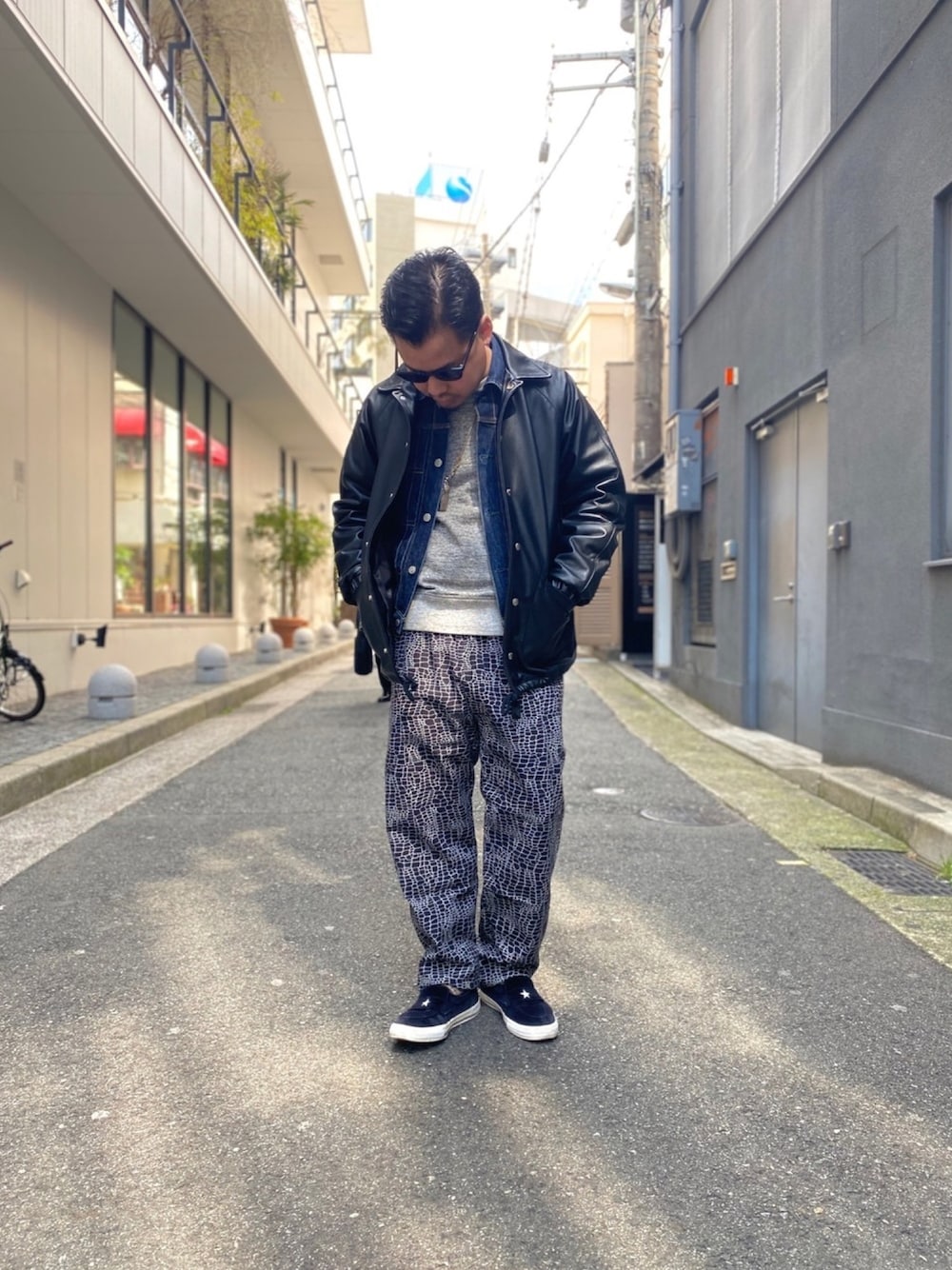 「スタッフセンバツ、春アウター、春、おしゃれさんと繋がりたい、シンプル、カジュアルコーデ、いいね、save、フォローお願いします🤑、ootd、SCHOTT、レザージャケット」｜「schottのSchott/ショット/CHEF PANTS/シェフパンツ（その他パンツ、ブラック系）」を使った、wakiさん（メンズ・165cm）の春コーディネートの1枚目の写真