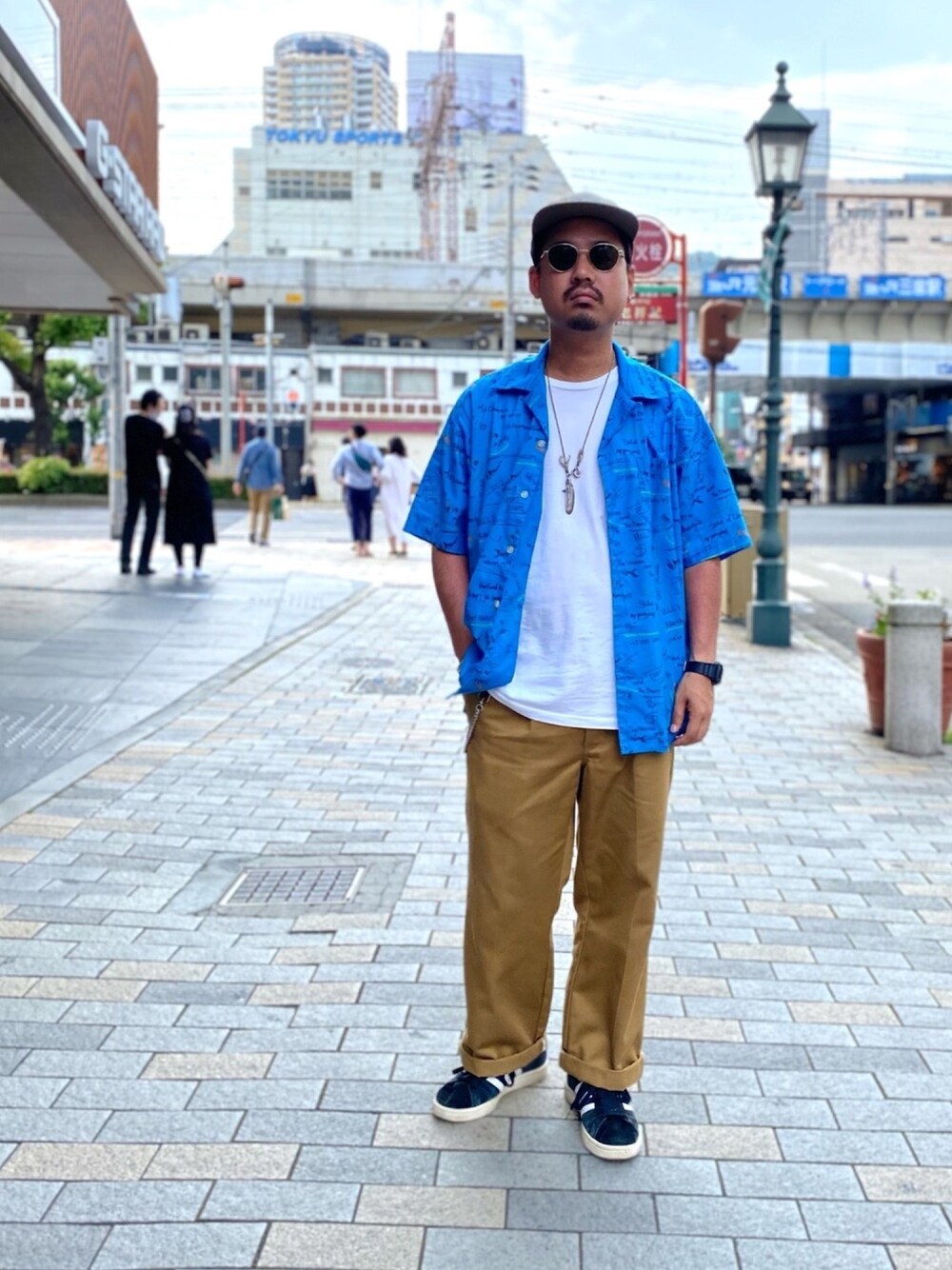 「シンプルコーデ、今日のコーデ、オトナカジュアル、夏コーデ、ootd、シャツスタイル、カジュアルコーデ、いいね、save、フォローお願いします🤑、SCHOTT、アロハシャツ」｜「schottのSchott×DICKIES/ショット×ディッキーズ/1TUCK TC WORK PANTS/ワンタック ワークパンツ（チノパンツ、ゴールド系）」を使った、wakiさん（メンズ・165cm）の夏コーディネートの1枚目の写真