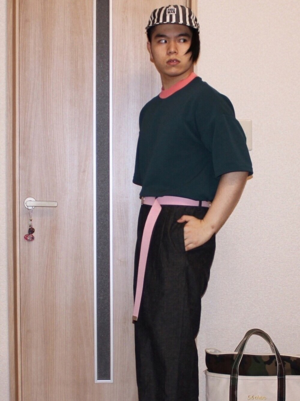 グリーン系のTシャツ/カットソー、ブルー系のデニムパンツ、その他のキャップを着用したメンズの夏コーディネートの1枚目の写真