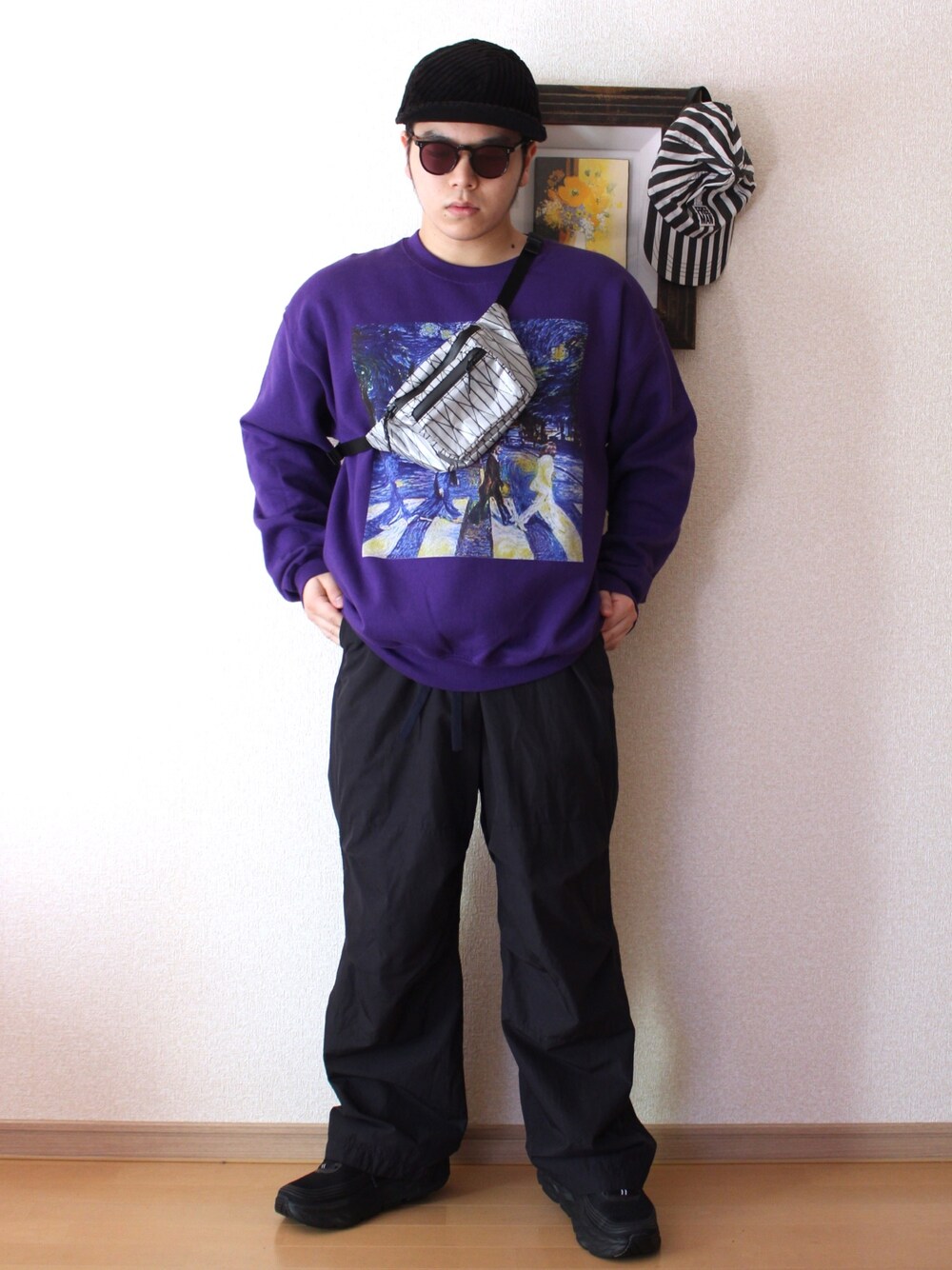 パープル系のスウェット、ブルー系のパンツ、ブラック系のスニーカーを着用したメンズの秋コーディネートの1枚目の写真
