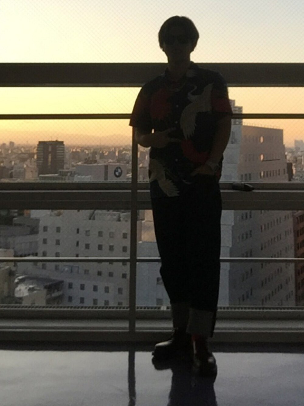 ブルー系のシャツ/ブラウス、ブルー系のデニムパンツ、レッド系のその他シューズを着用したメンズの秋コーディネートの1枚目の写真