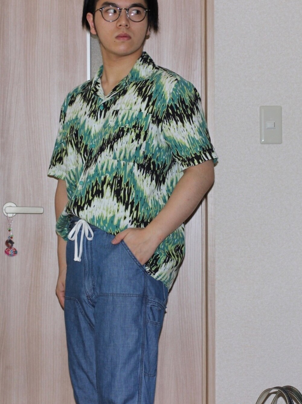 その他のシャツ/ブラウス、ブルー系のその他パンツ、ブラック系のメガネを着用したメンズの夏コーディネートの1枚目の写真