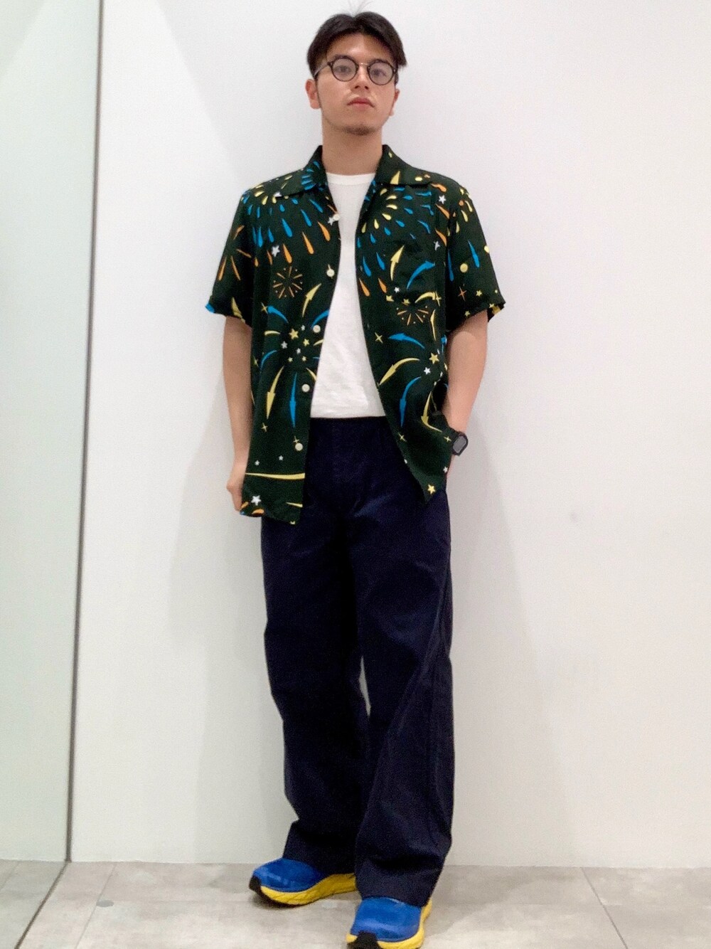 ブラック系のシャツ/ブラウス、ホワイト系のTシャツ/カットソー、ブルー系のチノパンツを着用したメンズの夏コーディネートの1枚目の写真