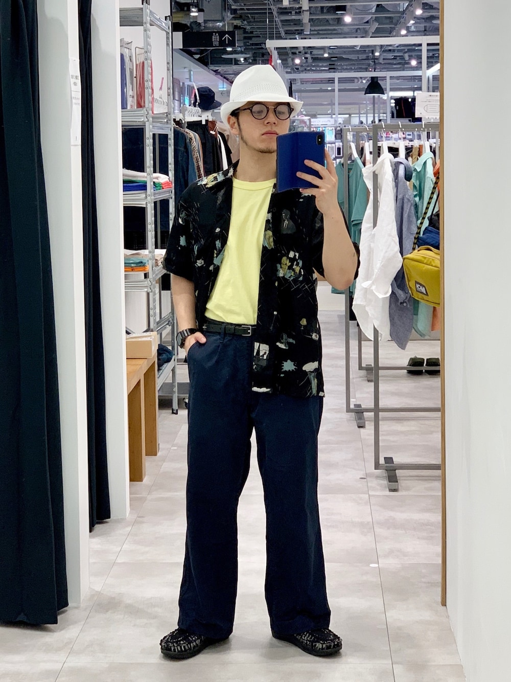 ブラック系のシャツ/ブラウス、イエロー系のTシャツ/カットソー、ブルー系のチノパンツを着用したメンズの夏コーディネートの1枚目の写真