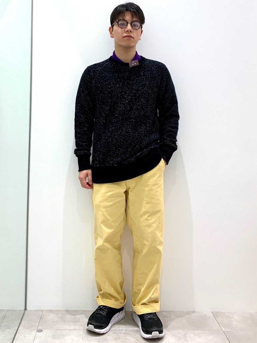 ブラック系のニット/セーター、その他のその他パンツ、ブラック系のスニーカーを着用したメンズの冬コーディネートの1枚目の写真