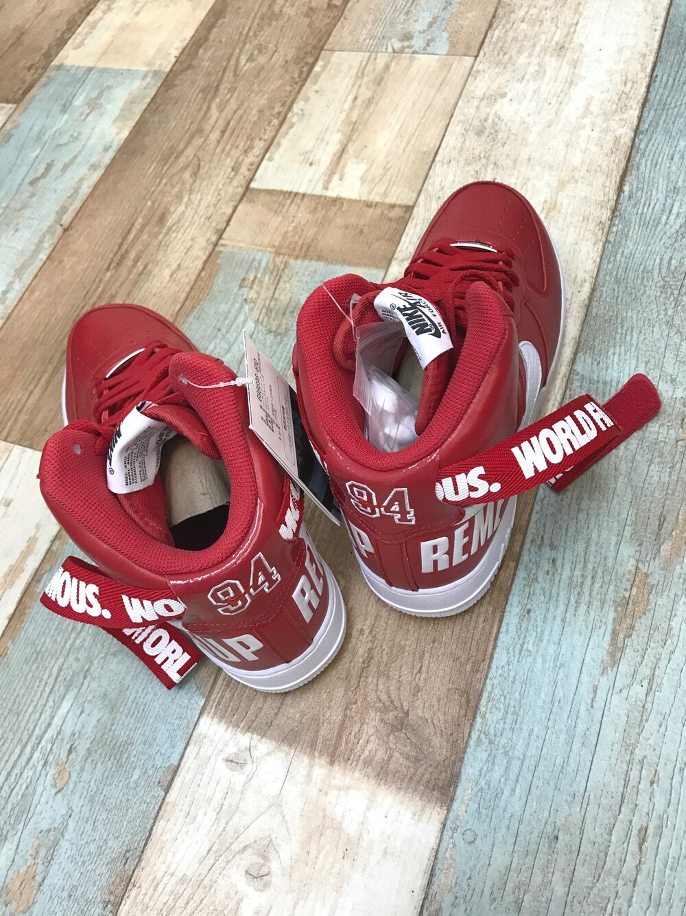 「kicks、AF1」｜「Nike × Supremeのアイテム（スニーカー、レッド系）」を使った、海の家さん（メンズ・172cm）の冬コーディネートの1枚目の写真