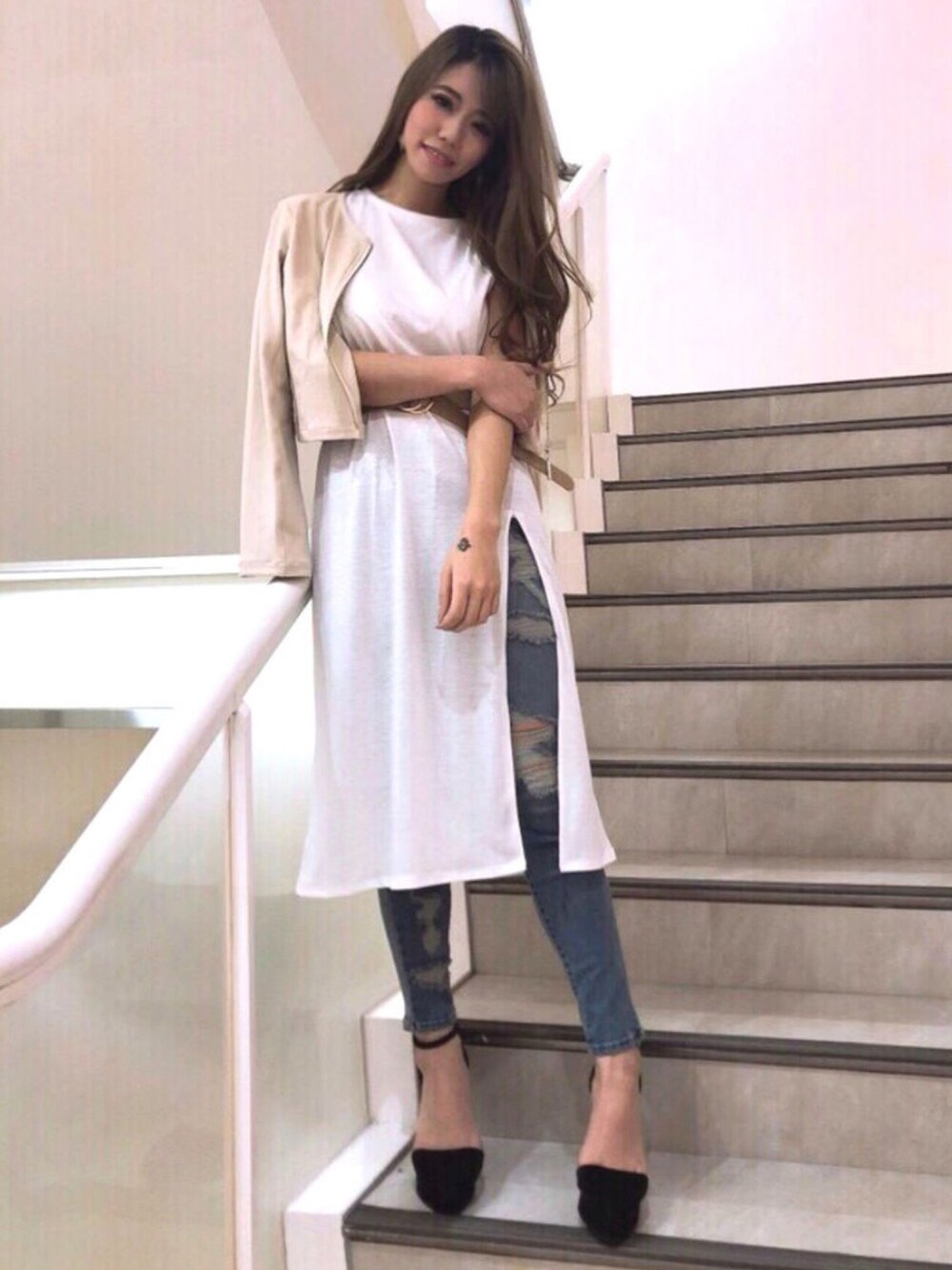 「カジュアル、パンツスタイル、デニム、ootd、ビッグT、ホワイト、ヌーディーカラー、RESEXXY」｜「RESEXXYのカラーライトジャケット（ブルゾン、ベージュ系）」を使った、RESEXXYさん（レディース・163cm）の春コーディネートの1枚目の写真