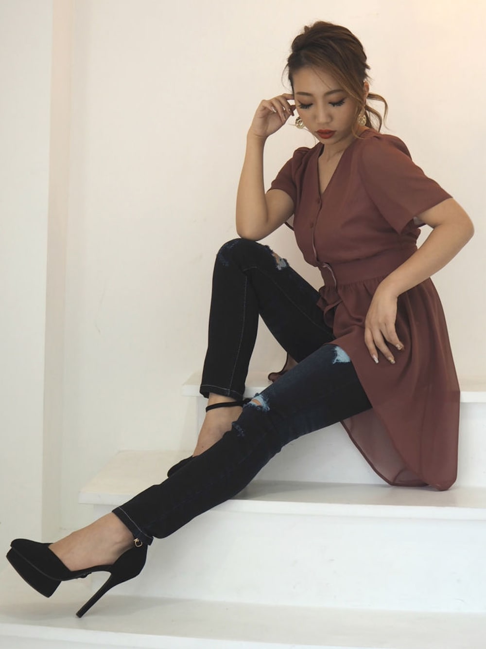 ブラック系のパンプス、ブルー系のデニムパンツ、ピンク系のシャツ/ブラウスを着用したレディースの夏コーディネートの1枚目の写真