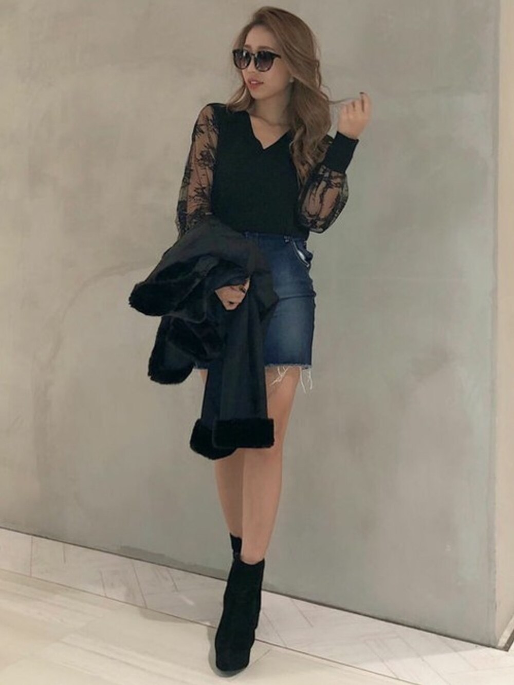 「デニム、サングラス、レース、デニムスカート、ムートンコート、ootd、RESEXXY、リゼクシー、レーストップス、肌見せ」｜「RESEXXYのレース切替ニットトップス（ニット/セーター、ブラック系）」を使った、RESEXXYさん（レディース・156cm）の秋コーディネートの1枚目の写真
