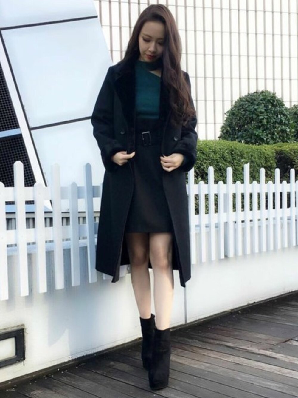 「ブラックコーデ、冬コーデ、カラーニット、緑、ootd、RESEXXY、リゼクシー、ワンショルダー」｜「RESEXXYのボンディングチェックコート（その他アウター、ブラック系）」を使った、RESEXXYさん（レディース・165cm）の冬コーディネートの1枚目の写真