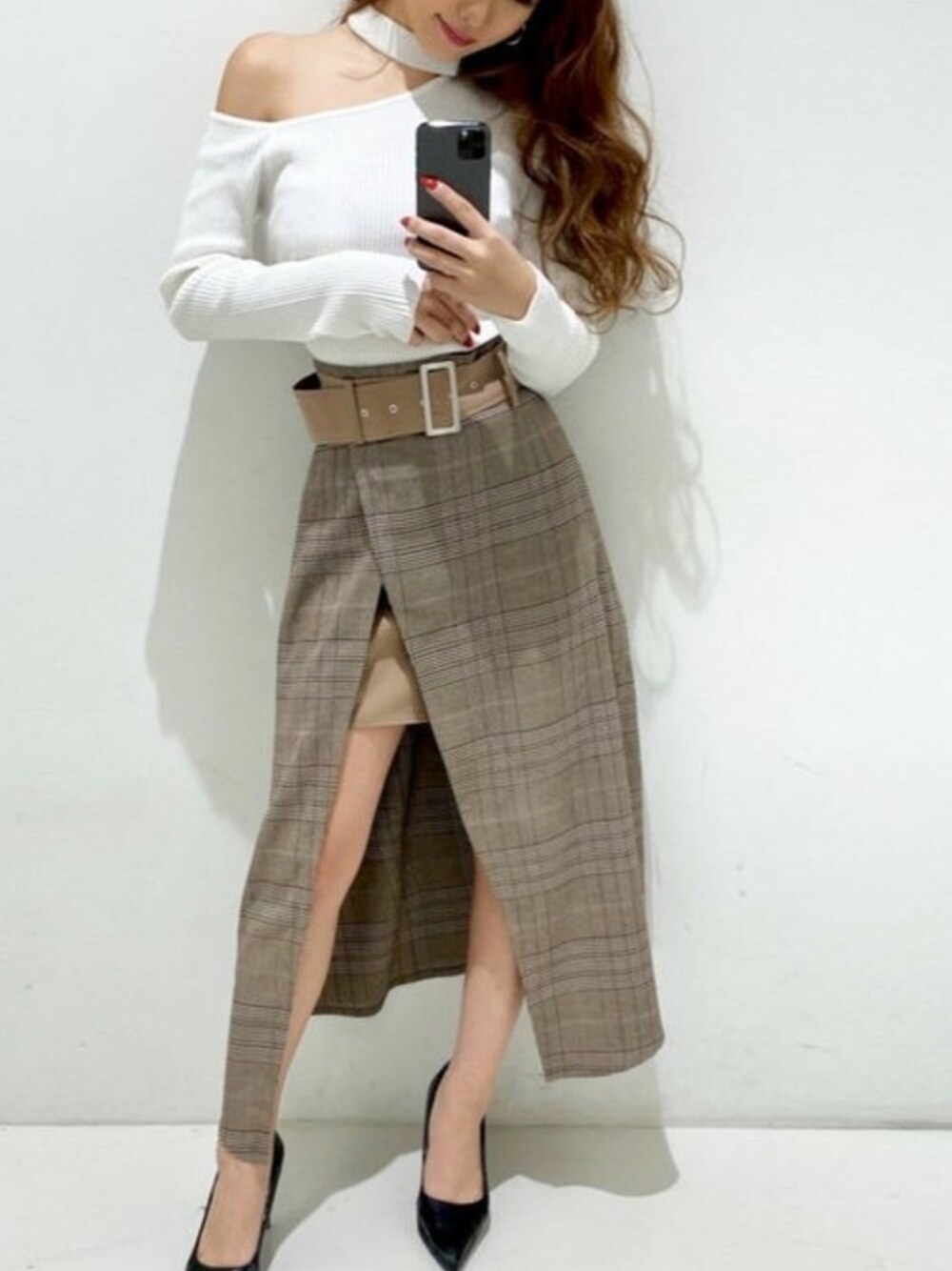 その他のスカート、ホワイト系のニット/セーターを着用したレディースの冬コーディネートの1枚目の写真