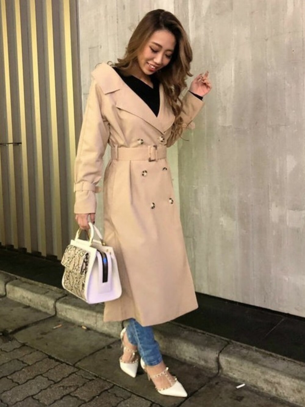 「トレンチコート、トレンチ、オフショル、春、オフショルダー、春コーデ、RESEXXY、リゼクシー、こなれ感」｜「RESEXXYのスタッズピンヒールパンプス（パンプス、ホワイト系）」を使った、RESEXXYさん（レディース・156cm）の冬コーディネートの1枚目の写真