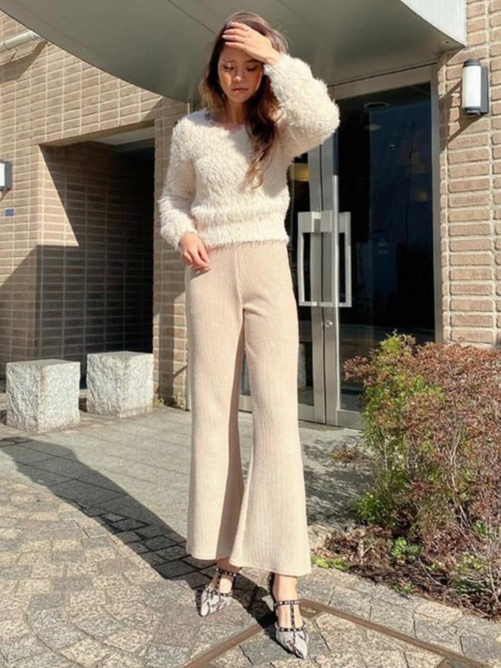 その他のパンプス、ベージュ系のその他パンツ、ホワイト系のニット/セーターを着用したレディースの冬コーディネートの1枚目の写真